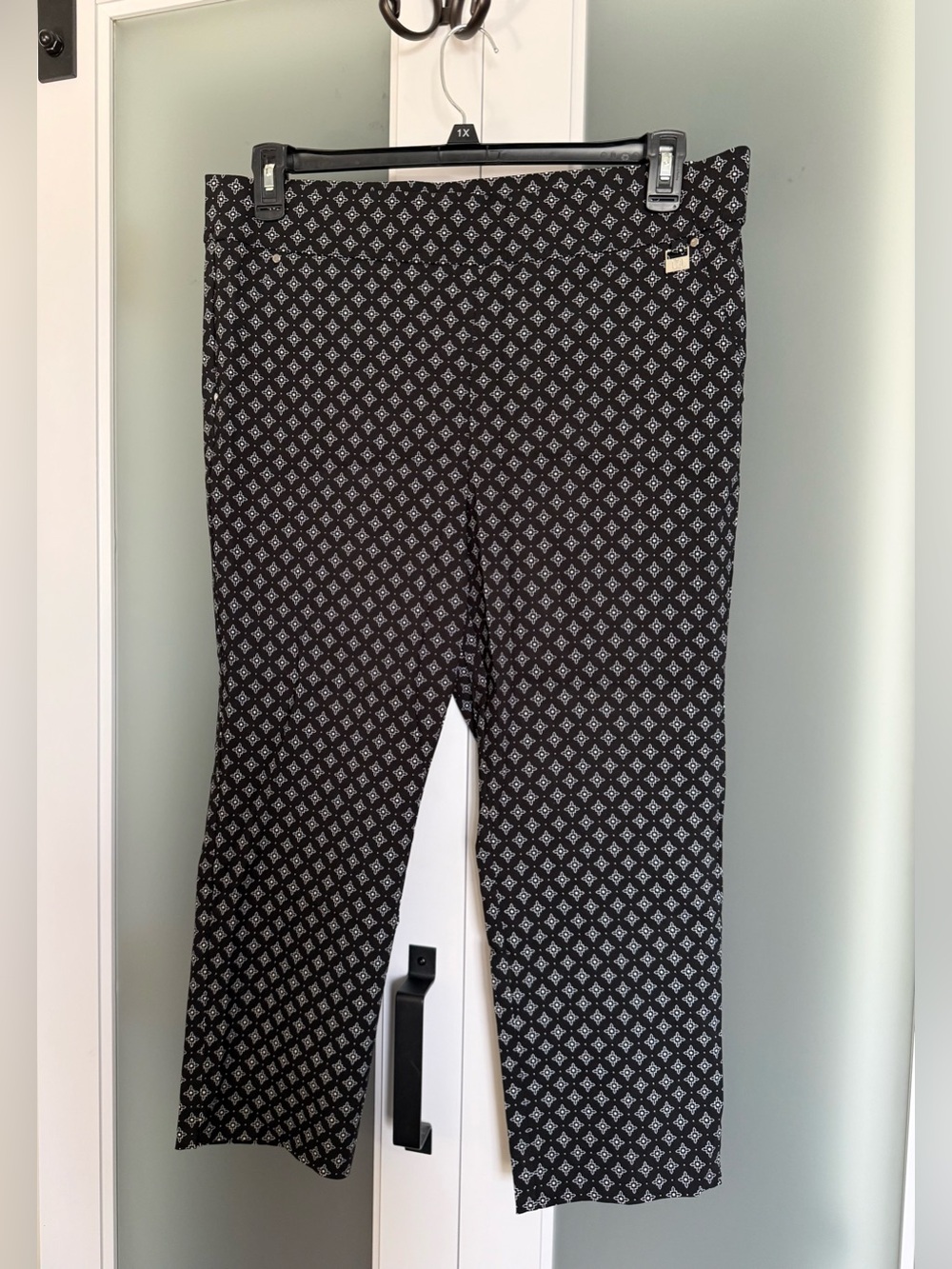 Rafaella Black & White Geometric Cropped Pant
